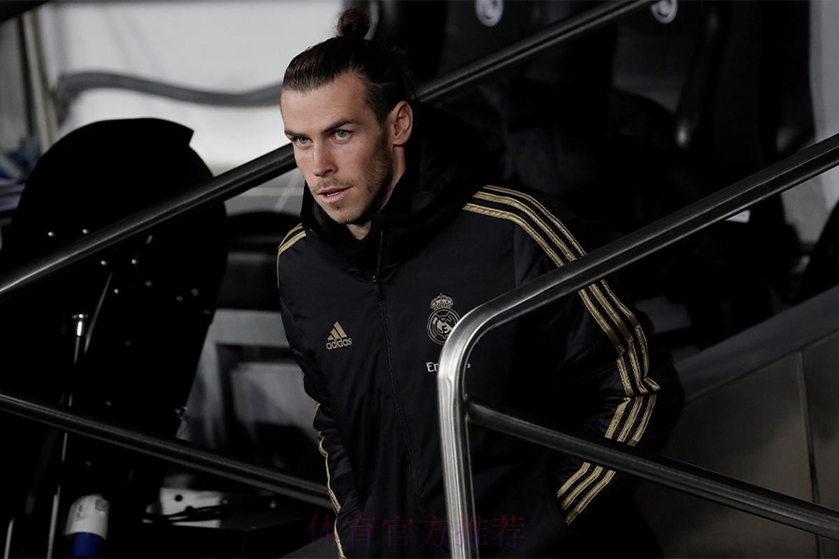 悠闲!贝尔替补席上蒙眼睡觉 无缘出场后微微一笑