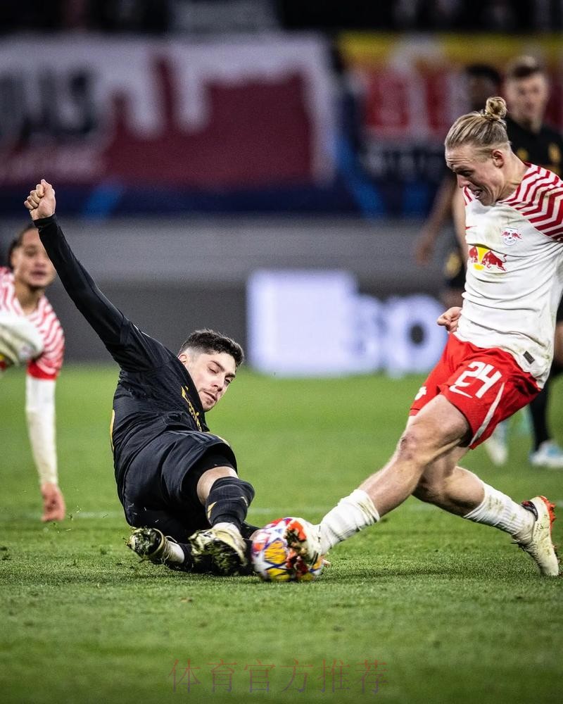 巴尔韦德回归皇马合练 阿扎尔厄德高恢复有球训练